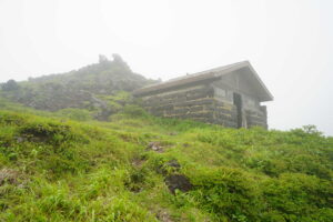霧の阿蘇 ― 火山の地形を歩く