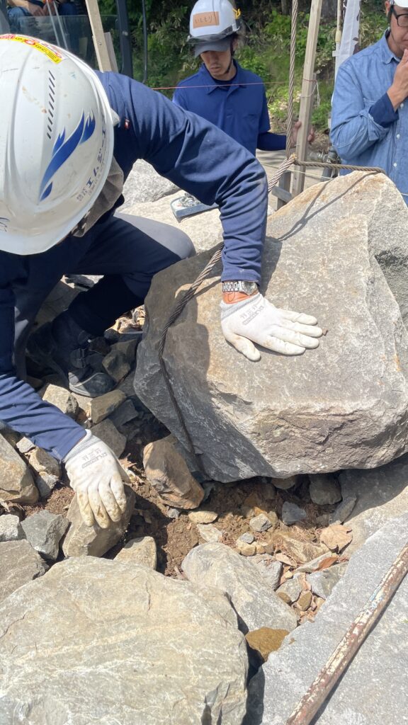 石の声を聞く ― 穴太衆積みを学び、熊本城の石垣を見る IMG 3293 2 576x1024 - 石の声を聞く ― 穴太衆積みを学び、熊本城の石垣を見る