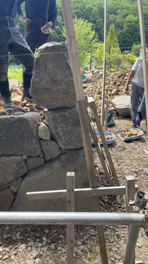 石の声を聞く ― 穴太衆積みを学び、熊本城の石垣を見る IMG 3315 2 576x1024 - 石の声を聞く ― 穴太衆積みを学び、熊本城の石垣を見る