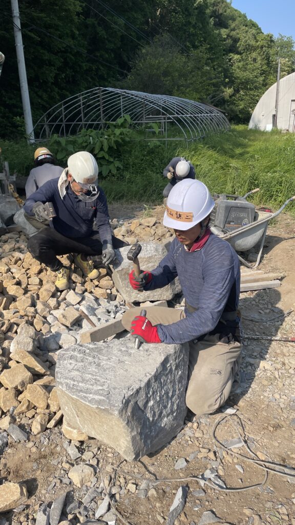 石の声を聞く ― 穴太衆積みを学び、熊本城の石垣を見る IMG 3333 2 576x1024 - 石の声を聞く ― 穴太衆積みを学び、熊本城の石垣を見る