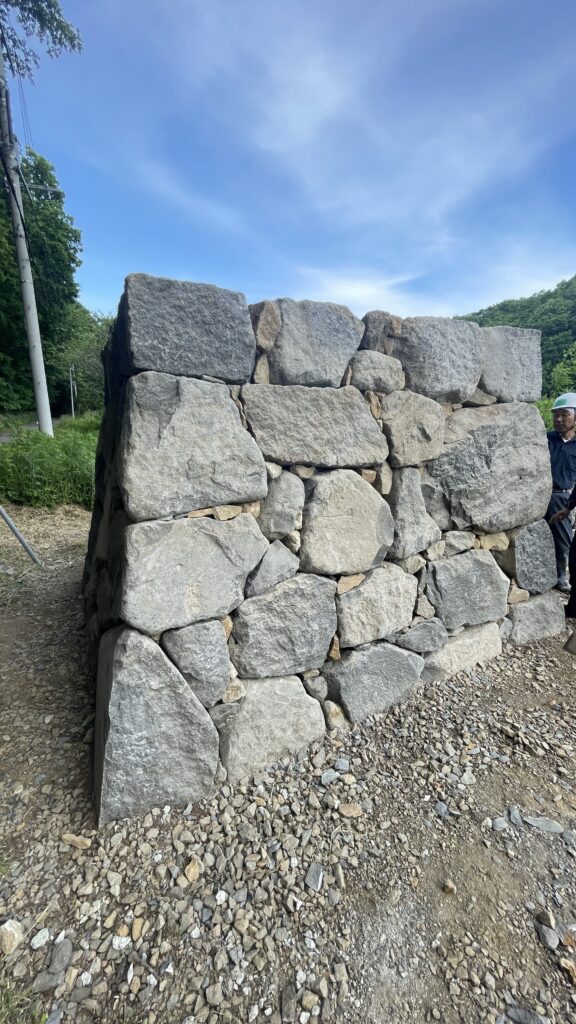 石の声を聞く ― 穴太衆積みを学び、熊本城の石垣を見る IMG 3372 2 576x1024 - 石の声を聞く ― 穴太衆積みを学び、熊本城の石垣を見る